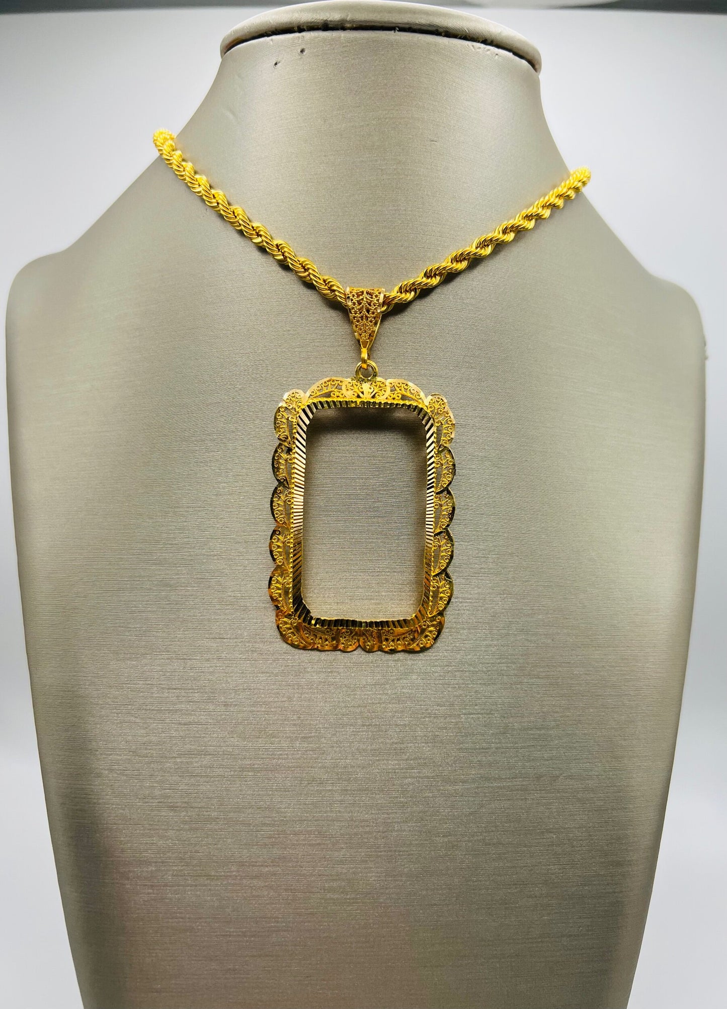 21K Gold Ounsa Frame Pendant