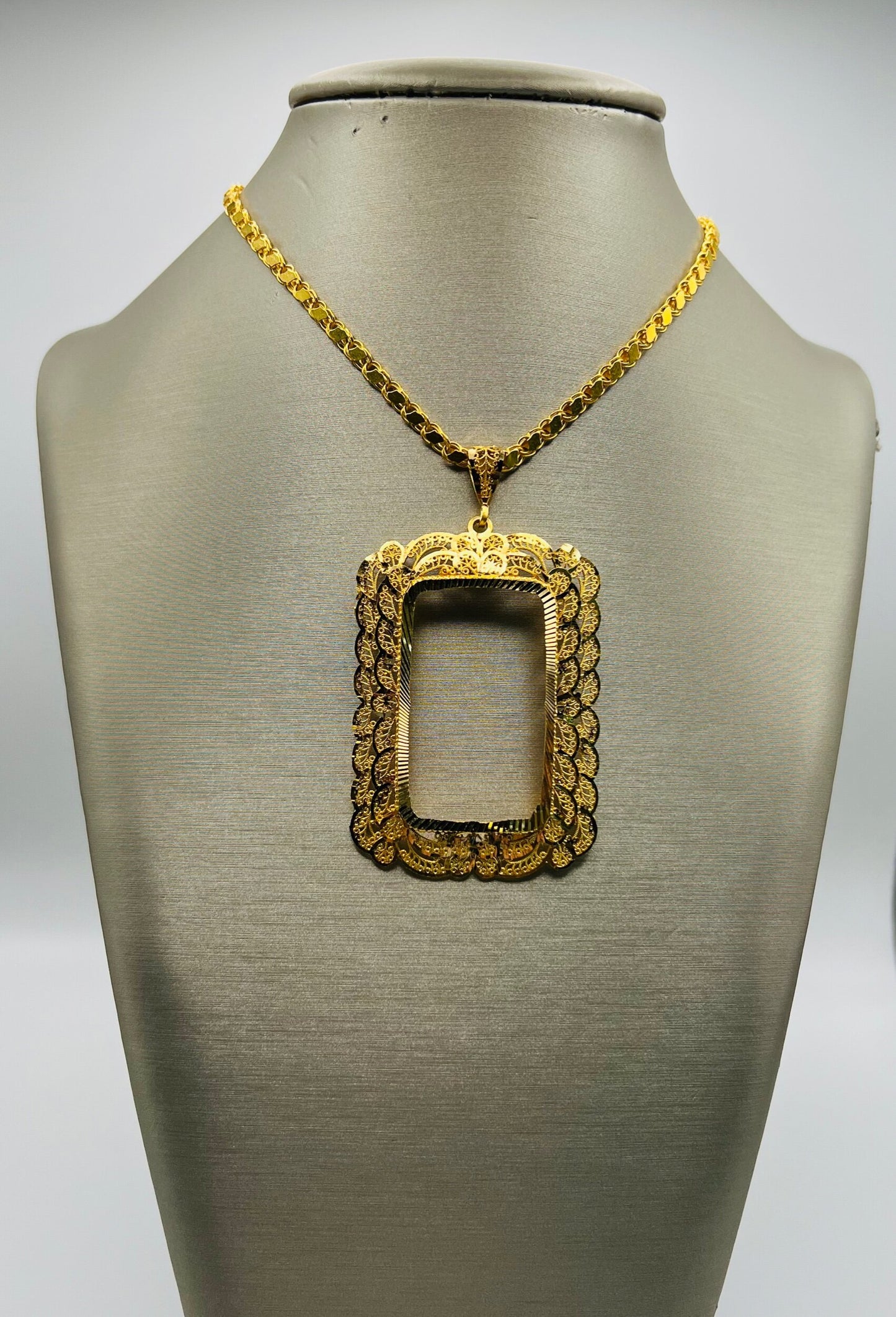 21k Gold Ounsa Frame Pendant