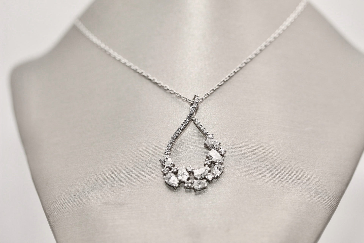 18K White Gold 1.04 Carat Diamond Necklace