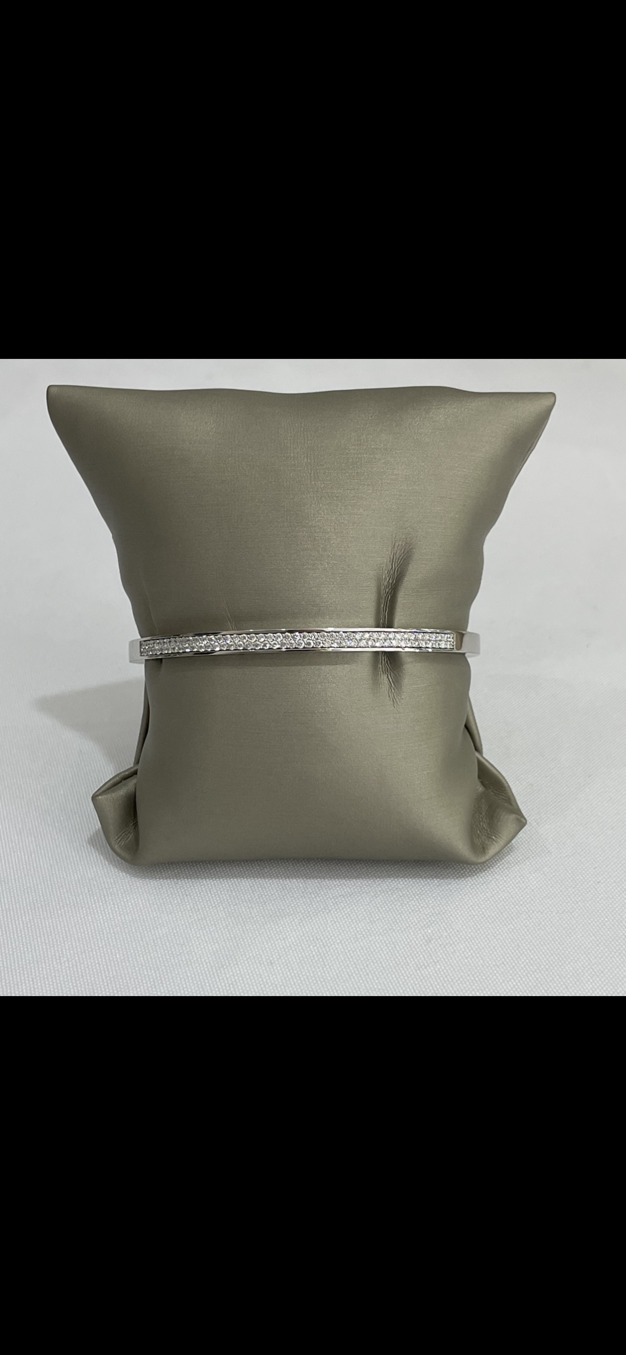 18k White Gold Diamond Bangle Bracelet
